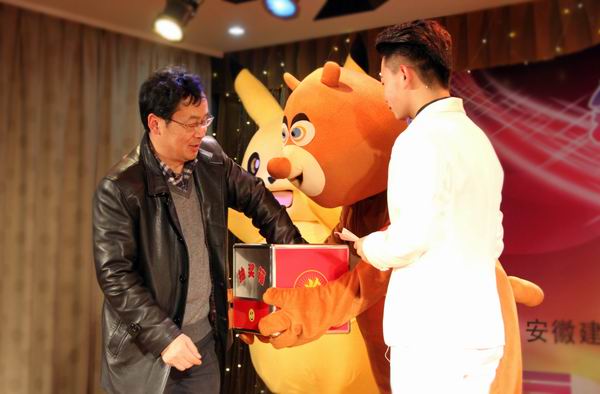 調(diào)整大小 張衛(wèi)東院長抽取現(xiàn)場幸運(yùn)觀眾.jpg