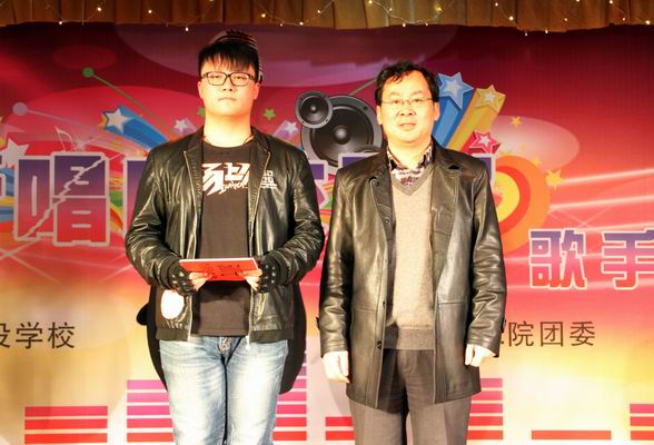 調(diào)整大小 張衛(wèi)東院長給獲得一等獎(jiǎng)的選手頒獎(jiǎng).jpg