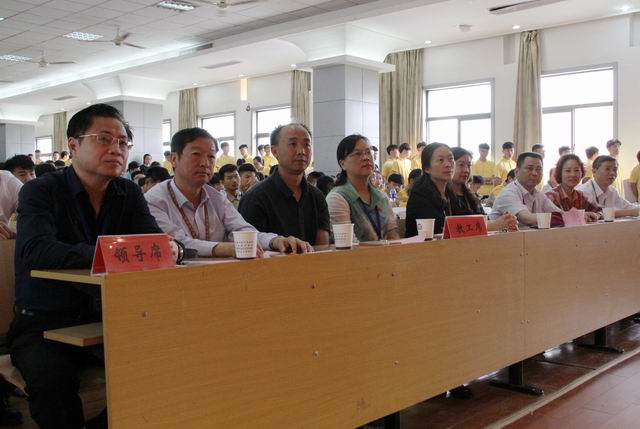 調(diào)整大小 1、蒞臨比賽現(xiàn)場的領(lǐng)導(dǎo).jpg