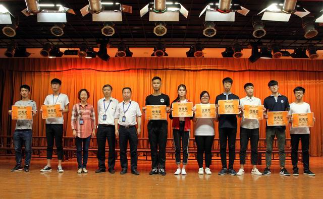 調(diào)整大小 13、楊繼強(qiáng)書記、李波書記和沈群書記給獲得優(yōu)秀獎(jiǎng)的代表隊(duì)頒獎(jiǎng).jpg