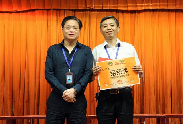 調(diào)整大小 9、任建設(shè)副院長給機(jī)電工程系頒發(fā)組織獎(jiǎng).jpg