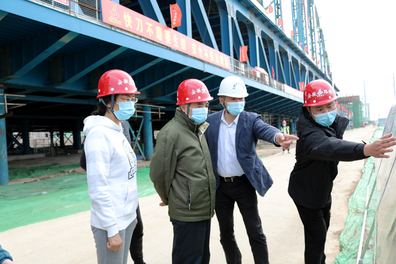 合肥市國(guó)資委黨委書(shū)記、主任張毅蒞臨繁華大道橋項(xiàng)目指導(dǎo)疫情防控工作 (2)