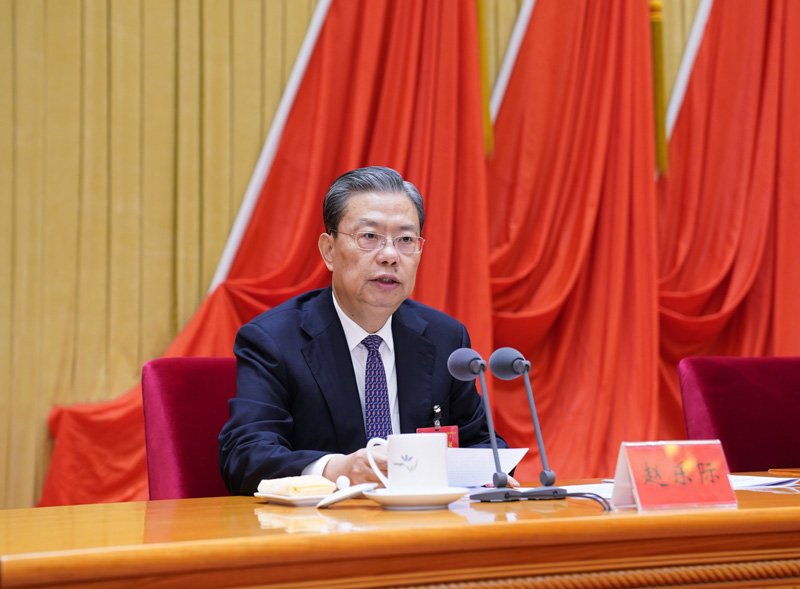 1月22日，中國共產(chǎn)黨第十九屆中央紀(jì)律檢查委員會第五次全體會議在北京開幕。中共中央政治局常委、中央紀(jì)律檢查委員會書記趙樂際代表中央紀(jì)律檢查委員會常務(wù)委員會作題為《推動新時(shí)代紀(jì)檢監(jiān)察工作高質(zhì)量發(fā)展，以優(yōu)異成績慶祝中國共產(chǎn)黨成立100周年》的工作報(bào)告。新華社記者 張領(lǐng) 攝