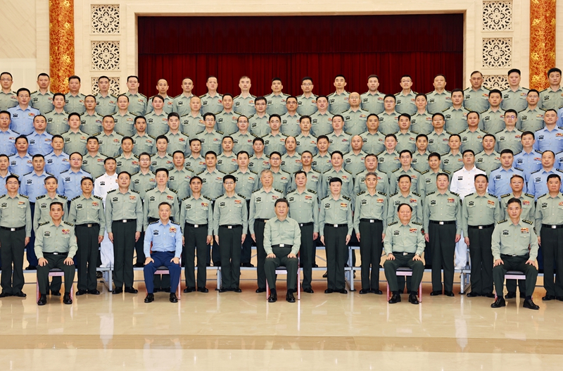 5月22日至24日，中共中央總書記、國(guó)家主席、中央軍委主席習(xí)近平在山東考察。這是23日上午，習(xí)近平在濟(jì)南親切接見(jiàn)駐濟(jì)南部隊(duì)上校以上領(lǐng)導(dǎo)干部，代表黨中央和中央軍委向駐濟(jì)南部隊(duì)全體官兵致以誠(chéng)摯問(wèn)候。