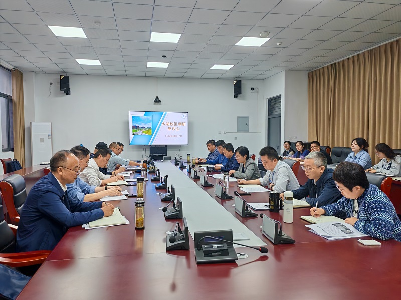 院領導班子調(diào)研水湖校區(qū) - 副本.jpg