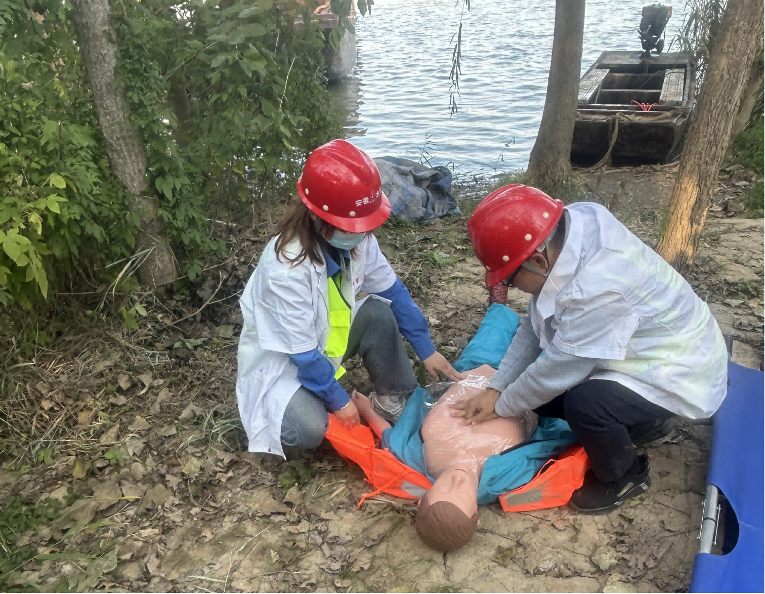 醫(yī)護人員對溺水工人進行心肺復蘇.png 醫(yī)護人員對溺水工人進行心肺復蘇.png