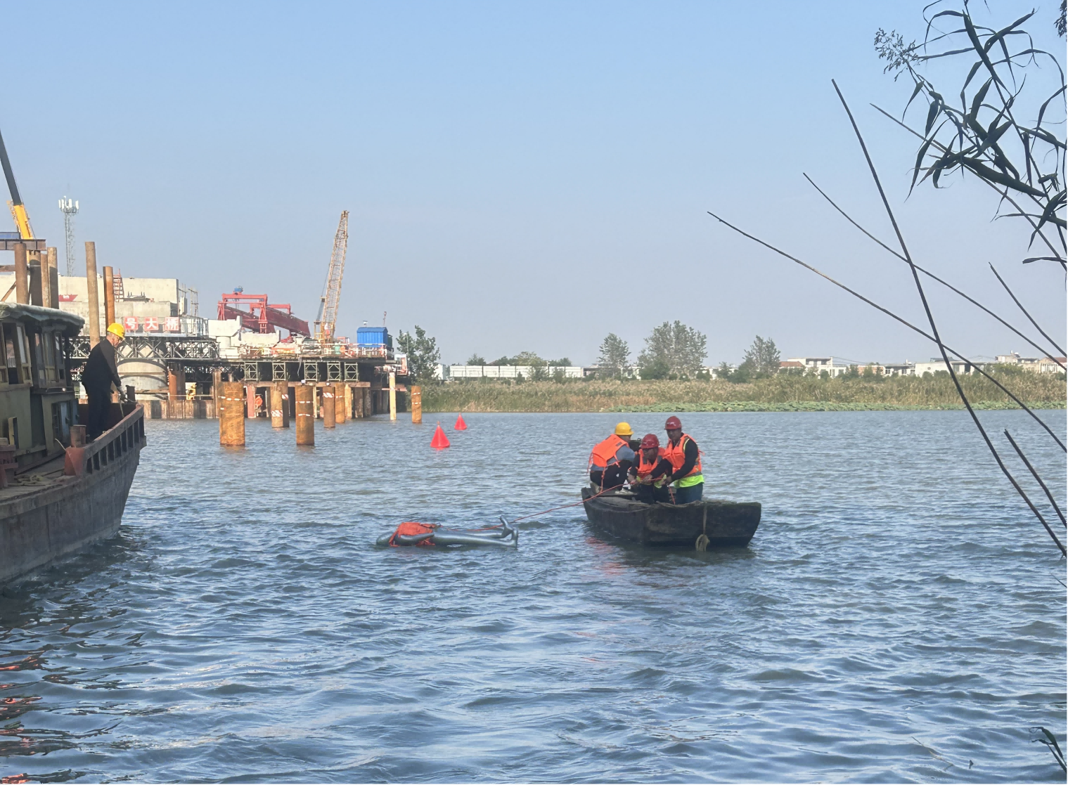 救援小組乘船搜救落水人員.png 救援小組乘船搜救落水人員.png