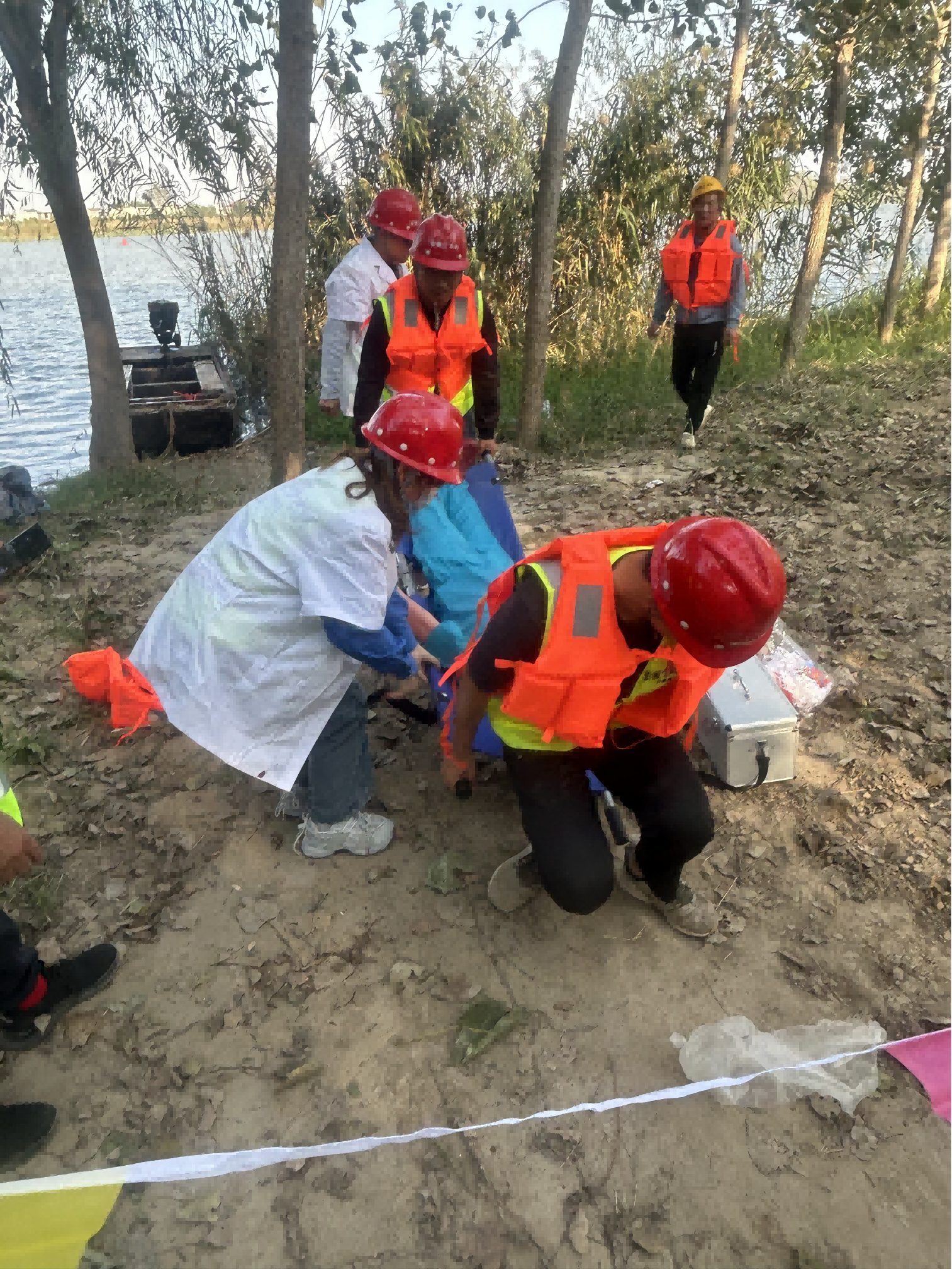 落水人員被救助上岸.png 落水人員被救助上岸.png