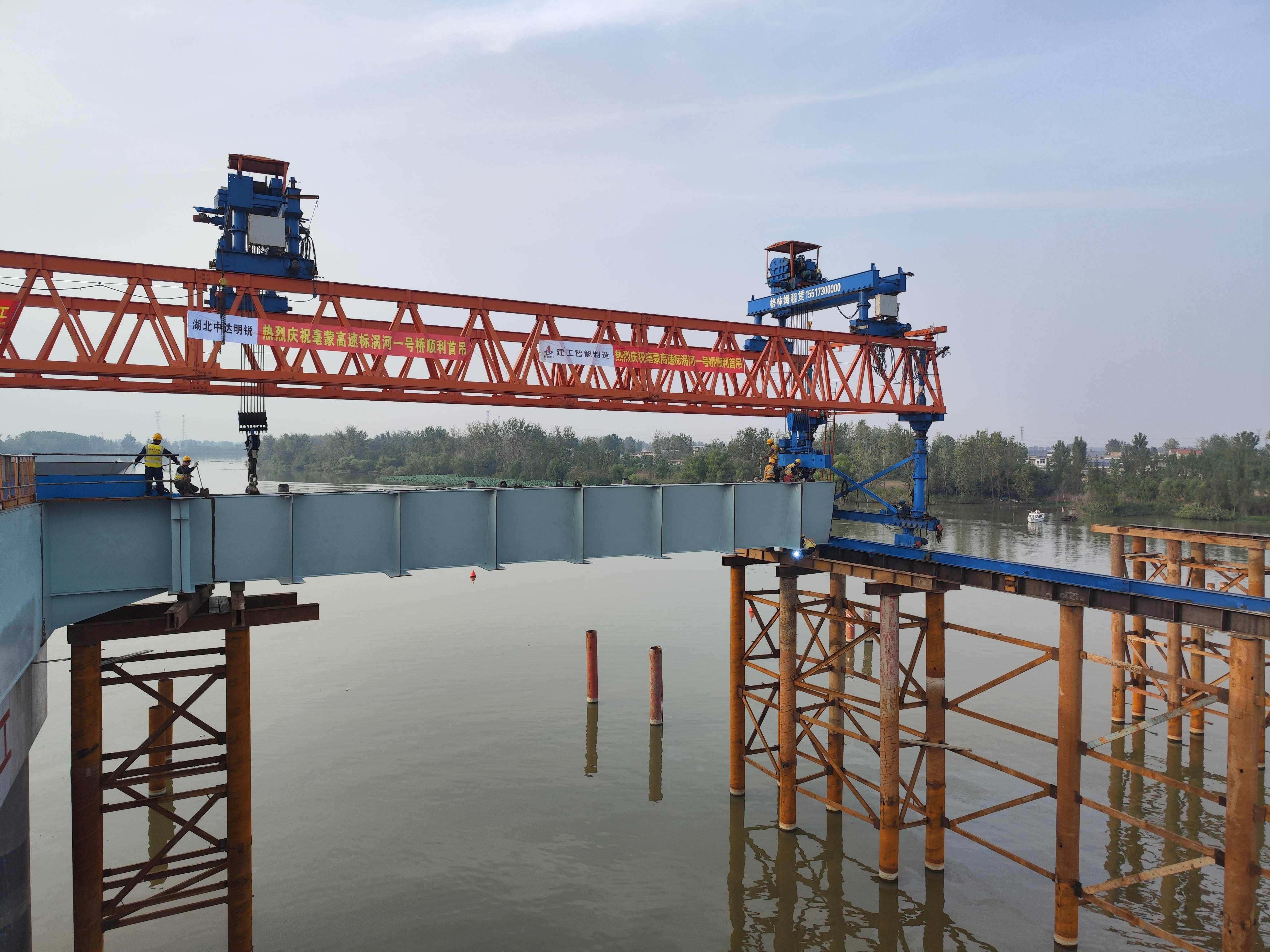 架橋機(jī)施工現(xiàn)場(chǎng).jpg 架橋機(jī)施工現(xiàn)場(chǎng).jpg